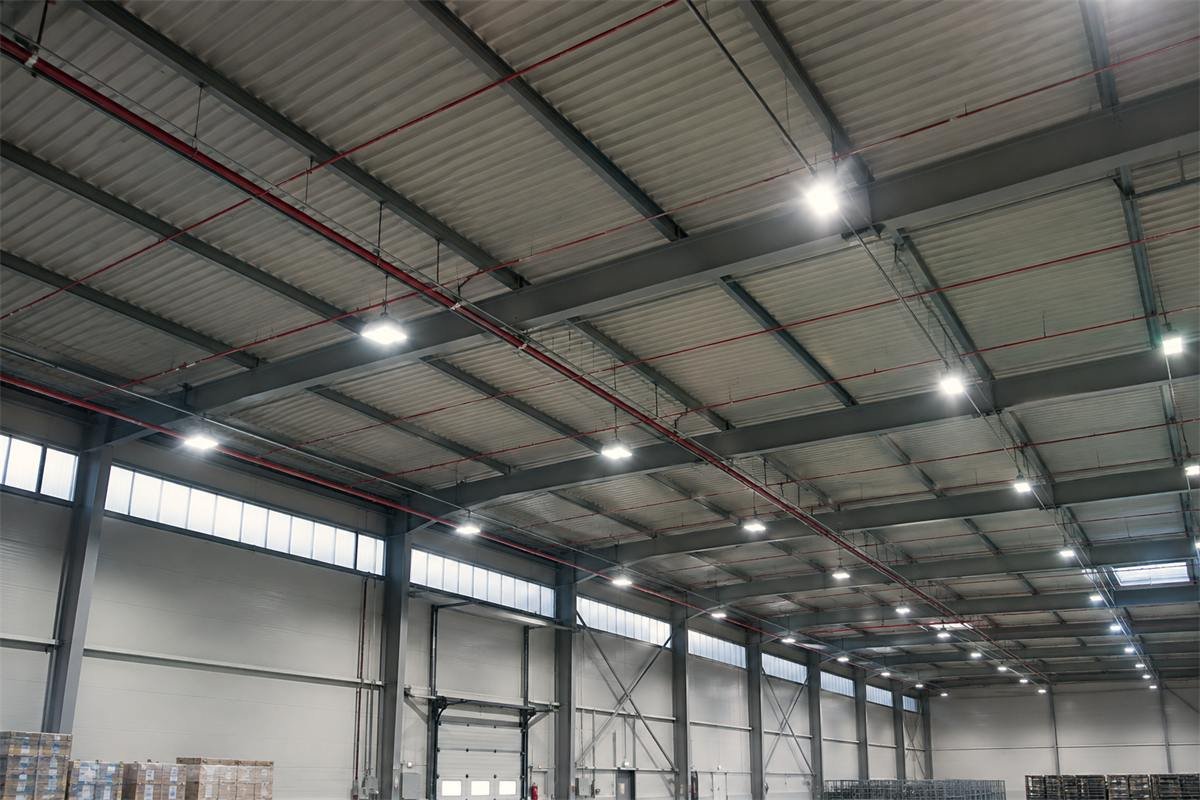 Industrijska hala s LED rasvjetom na stropu