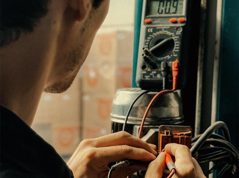 Električar traži uzrok kvara mjerenjem multimetrom